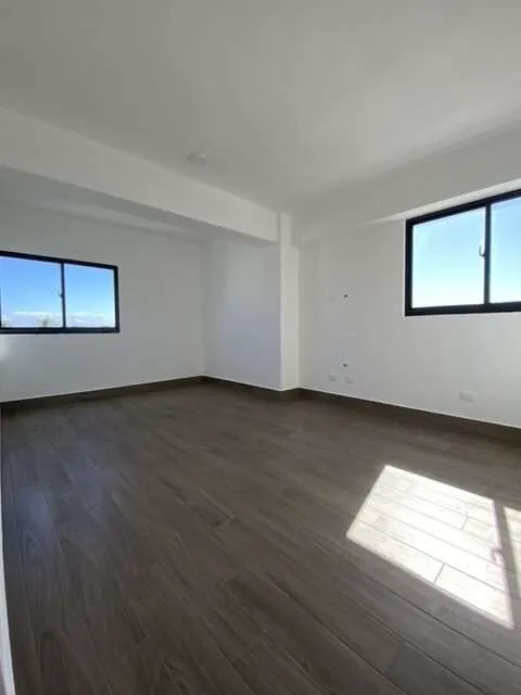 Habitación con dos ventanas en Arabia 9, foto real