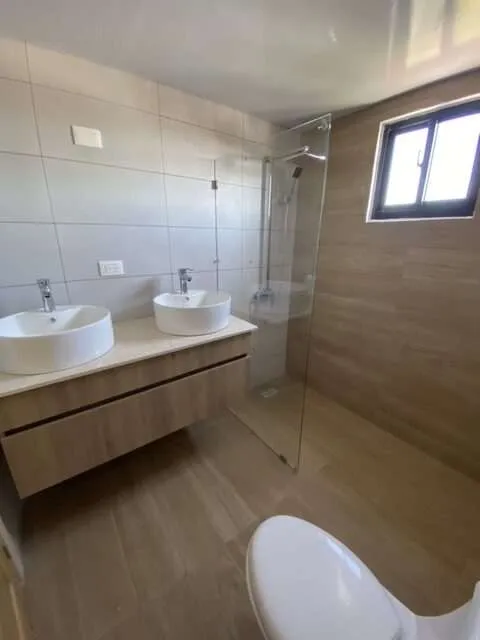 Baño con doble lavamanos en Arabia 9, foto real