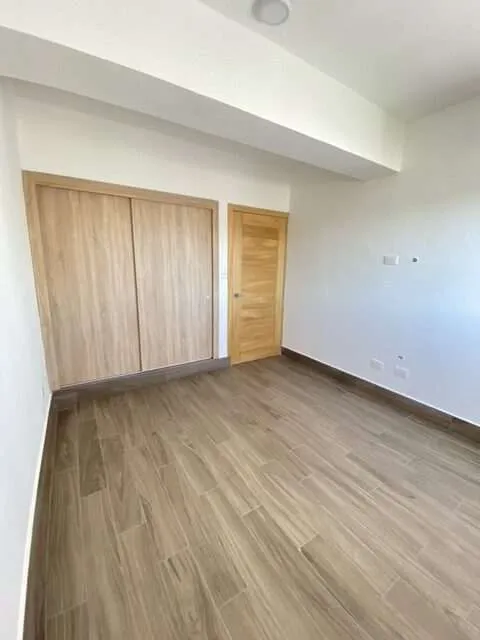 Habitación con clóset de madera en Arabia 9, foto real