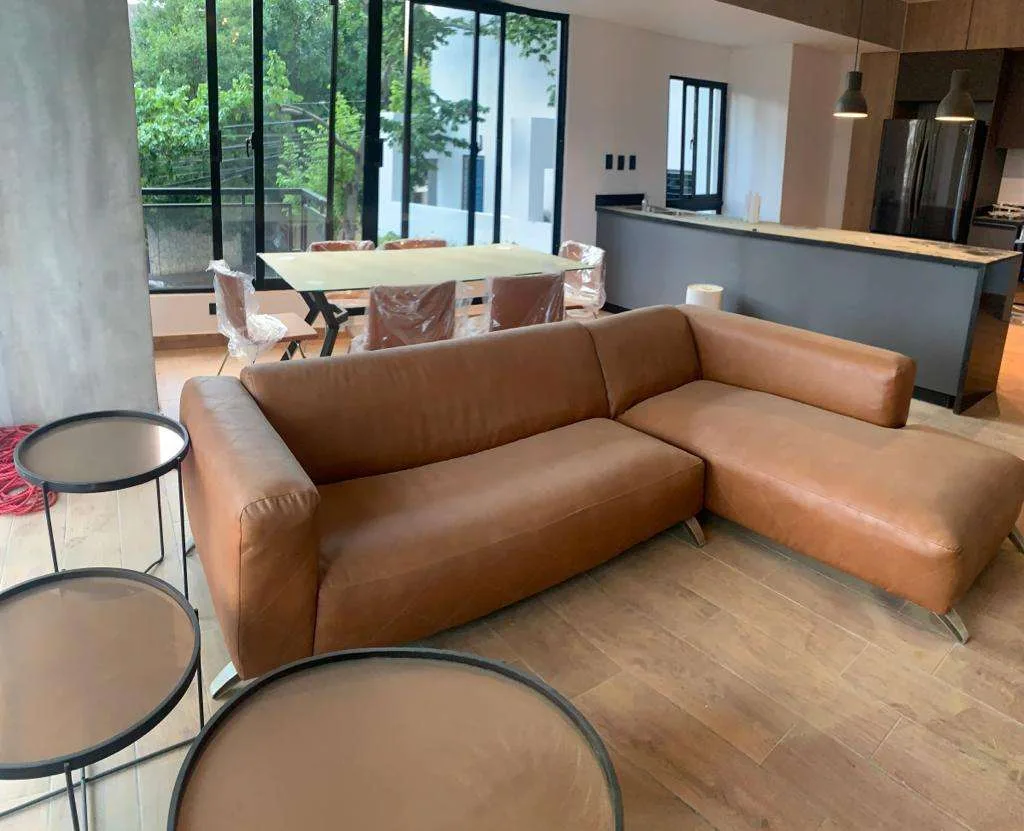 Sala con ventanales en un apartamento entregado de iLoft Residence, foto real