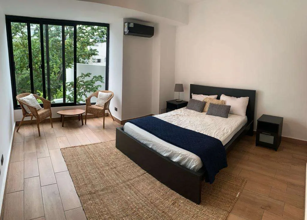 Habitación con ventanal y luz natural en iLoft Residence, foto real