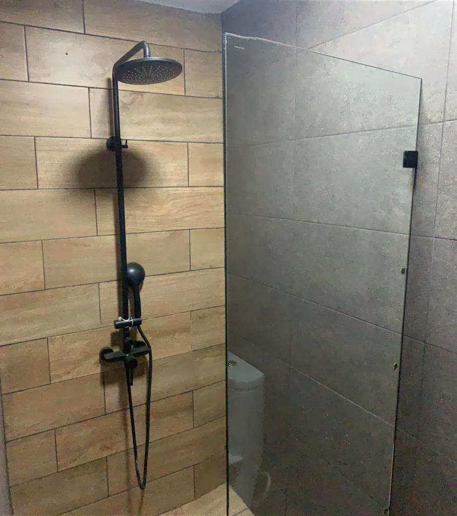 Ducha con mampara de vidrio templado en iLoft Residence, foto real